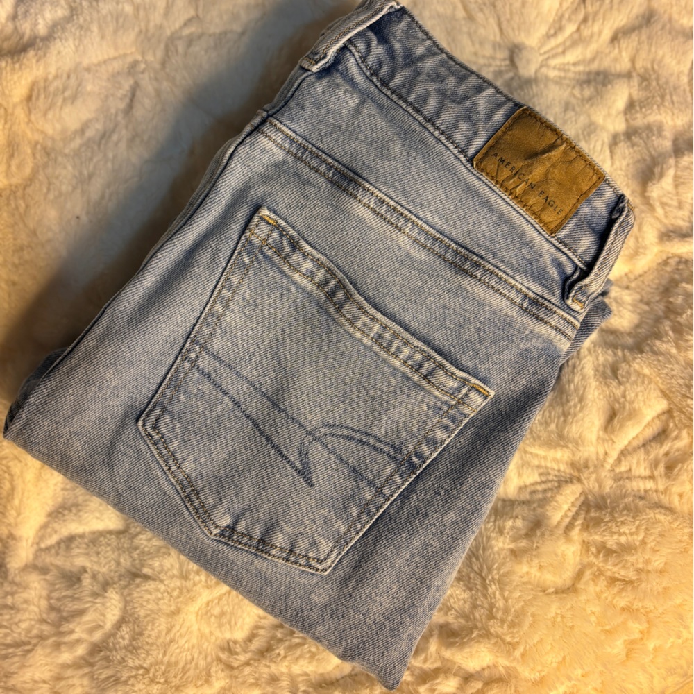 American Eagle Outfitters High Rise Light Wash Mom Jeans Size 0 - Picture 5 of 6
